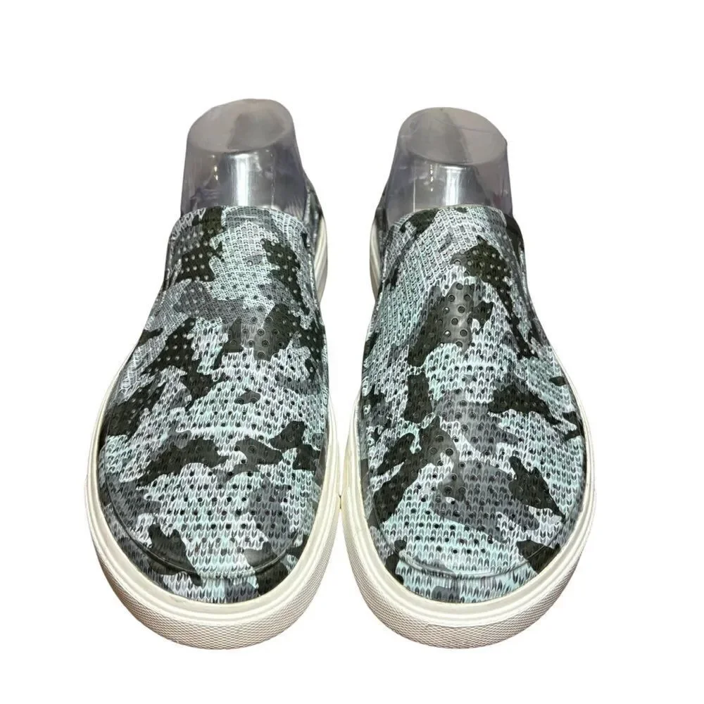 Men’s Slip on crocs size 8 camo blue